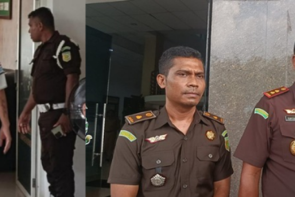 Rudy Angkari saat akan diperiksa Jaksa serta Kajari Yupiter Selan & Kasi Pidaus Andrew Keya (yandry/kupangterkini.com)