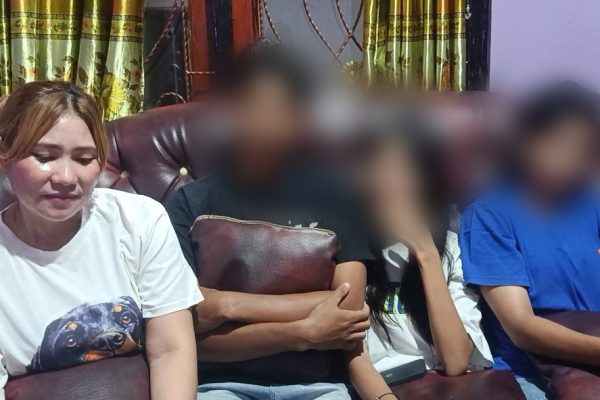 Ketiga anak Mokris Lay bersama mantan Istri Lichen Rihipake (yandry/kupangterkini.com)