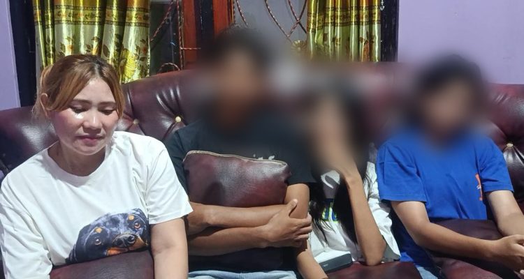 Ketiga anak Mokris Lay bersama mantan Istri Lichen Rihipake (yandry/kupangterkini.com)