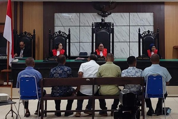 Enam terdakwa kasus sumur bor Oenunutono saat mengikuti sidang tuntutan di Pengadilan Tipikor (ist)