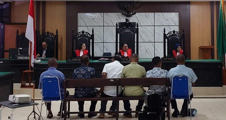 Enam terdakwa kasus sumur bor Oenunutono saat mengikuti sidang tuntutan di Pengadilan Tipikor (ist)