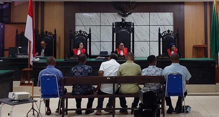Enam terdakwa kasus sumur bor Oenunutono saat mengikuti sidang tuntutan di Pengadilan Tipikor (ist)