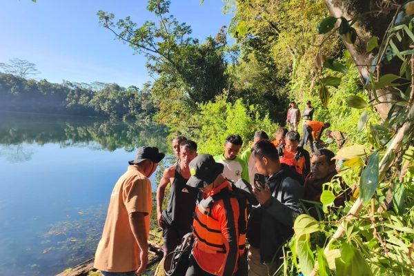 Tim SAR saat melakukan pencarian korban tenggelam