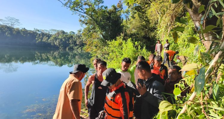 Tim SAR saat melakukan pencarian korban tenggelam