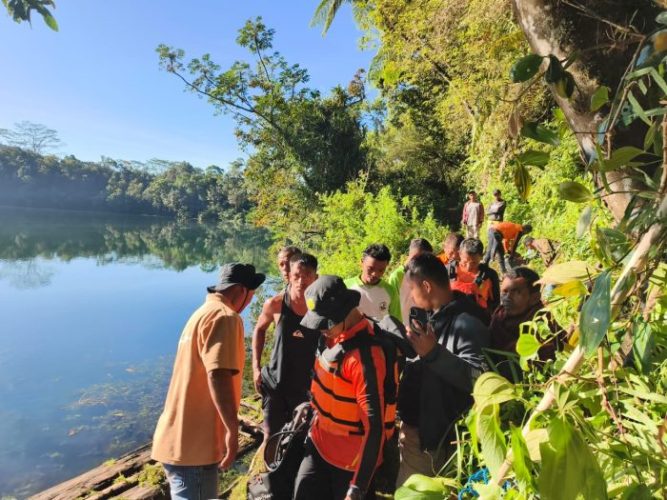 Tim SAR saat melakukan pencarian korban tenggelam