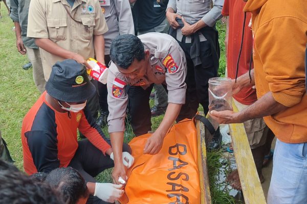 Jennazah korban saat dievakuasi tim SAR