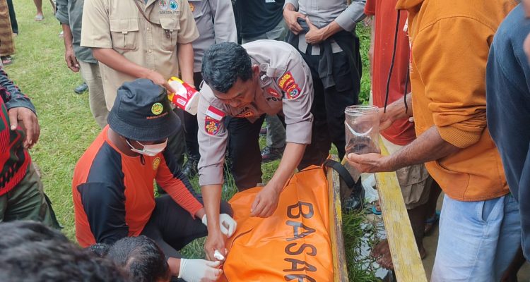Jennazah korban saat dievakuasi tim SAR