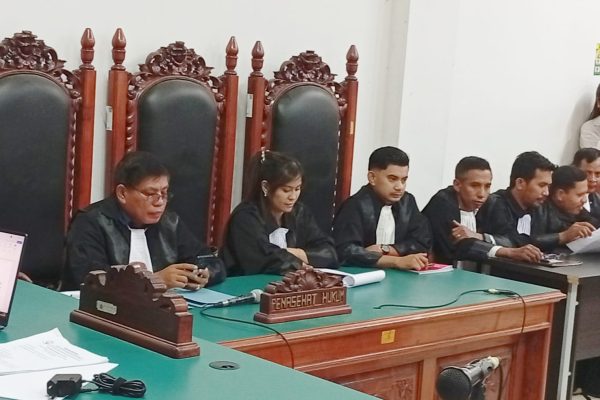 Para pengacara terdakwa kasus Sebastian Bokol (yandry/kupangterkini.com)