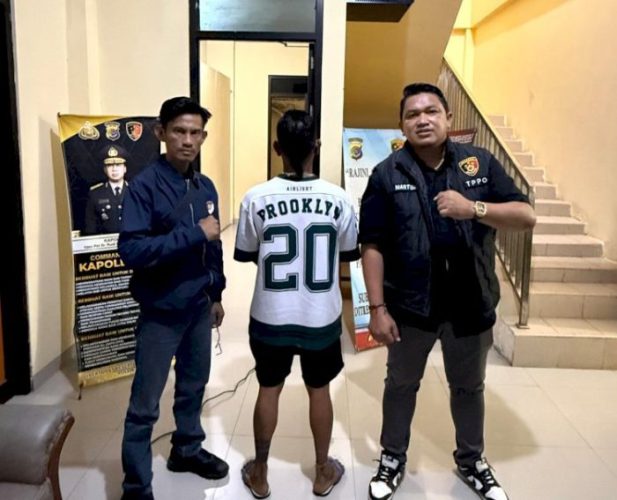 Terduga pelaku KDRT saat diamankan pihak Polda NTT