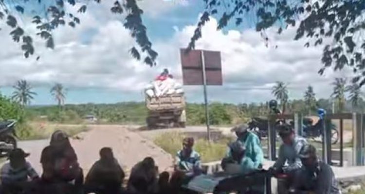 Hasil Panen padi di Dalam Kom penuhi dump truck