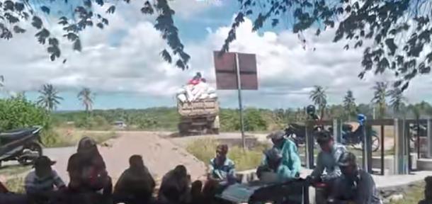 Hasil Panen padi di Dalam Kom penuhi dump truck