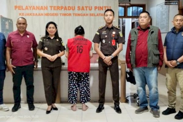Bos PT Sarana Megah Sejahtera saat diserahkan ke pihak Kejaksaan