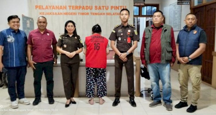 Bos PT Sarana Megah Sejahtera saat diserahkan ke pihak Kejaksaan