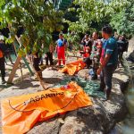 Tim SAR ketika mengevakuasi kedua korban