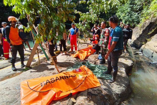 Tim SAR ketika mengevakuasi kedua korban