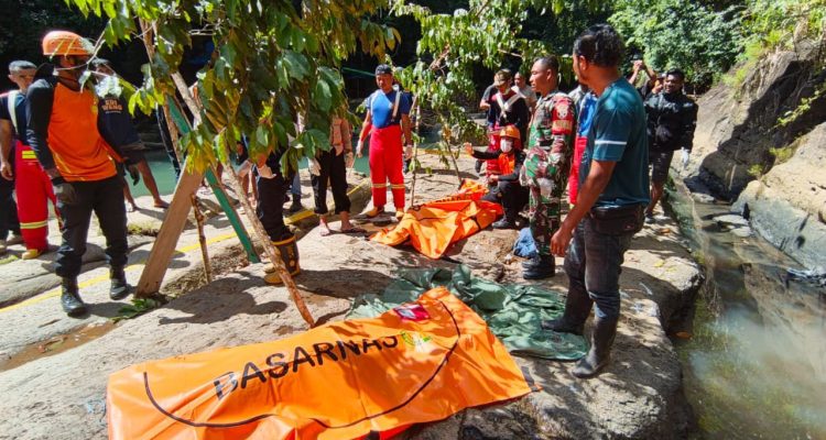 Tim SAR ketika mengevakuasi kedua korban