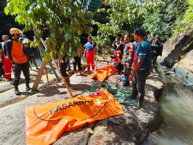 Tim SAR ketika mengevakuasi kedua korban