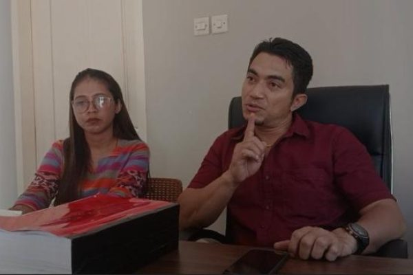 Imbo Tulung bersama Melanie Desa, Penasehat Hukum terdakwa Adriana Betty (yandry/kupangterkini.com)