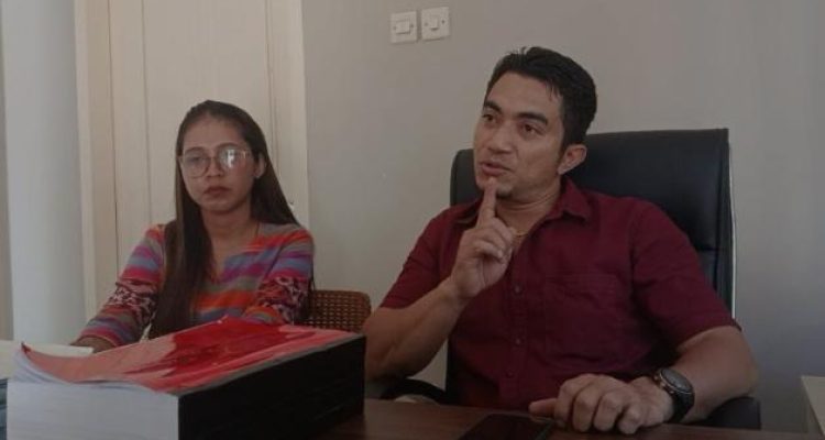 Imbo Tulung bersama Melanie Desa, Penasehat Hukum terdakwa Adriana Betty (yandry/kupangterkini.com)