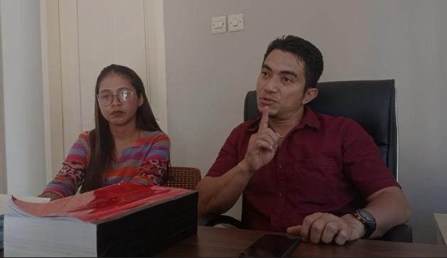Imbo Tulung bersama Melanie Desa, Penasehat Hukum terdakwa Adriana Betty (yandry/kupangterkini.com)