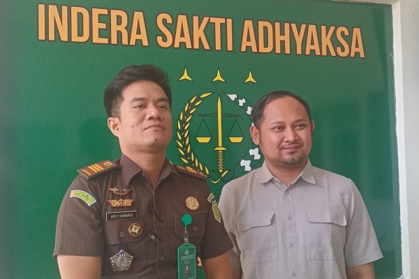 Kasi Intelijen Arly Sumanto bersama Kasi Datun Johan Wibowo (yandry/kupangterkini.com)