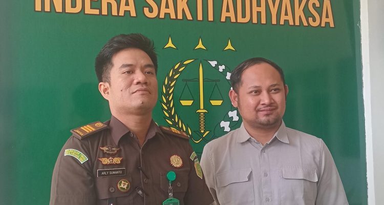 Kasi Intelijen Arly Sumanto bersama Kasi Datun Johan Wibowo (yandry/kupangterkini.com)
