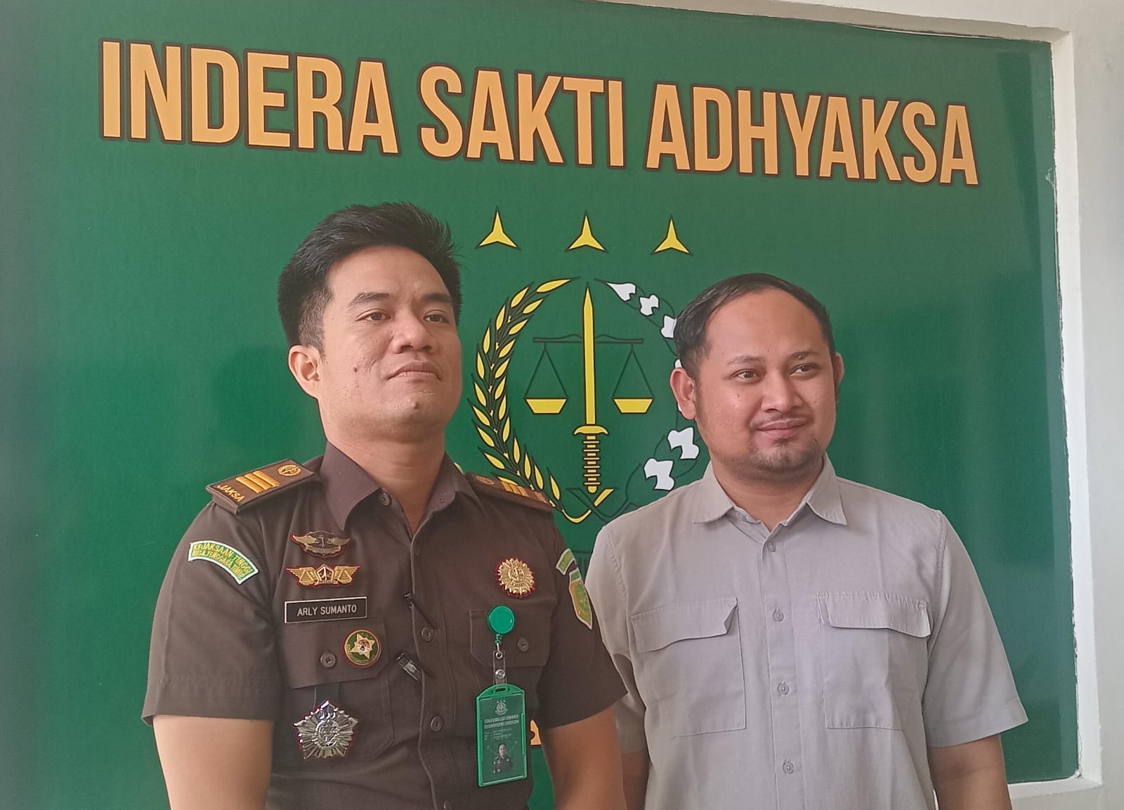 Kasi Intelijen Arly Sumanto bersama Kasi Datun Johan Wibowo (yandry/kupangterkini.com)