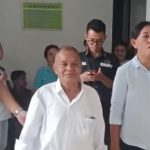 Adrianan Betty bersama David Wungubelen sesaat sebelum mengikuti sidang (yandry/kupangterkini.com)