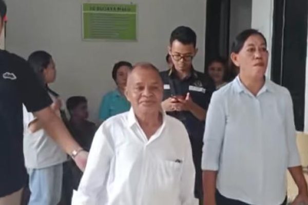 Adrianan Betty bersama David Wungubelen sesaat sebelum mengikuti sidang (yandry/kupangterkini.com) Adrianan Betty bersama David Wungubelen sesaat sebelum mengikuti sidang (yandry/kupangterkini.com)