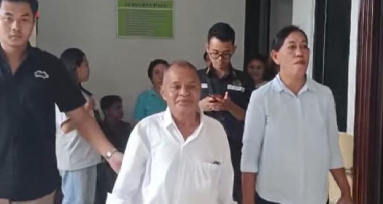 Adrianan Betty bersama David Wungubelen sesaat sebelum mengikuti sidang (yandry/kupangterkini.com)