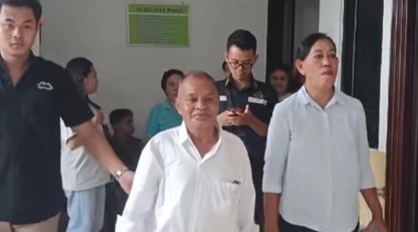 Adrianan Betty bersama David Wungubelen sesaat sebelum mengikuti sidang (yandry/kupangterkini.com)