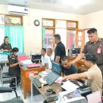 Dua tersangka saat dilaksanakan tahap II di Kejari Kota Kupang (ist)