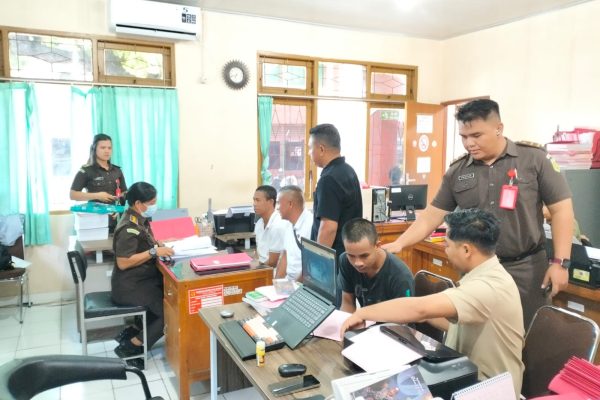 Dua tersangka saat dilaksanakan tahap II di Kejari Kota Kupang (ist)
