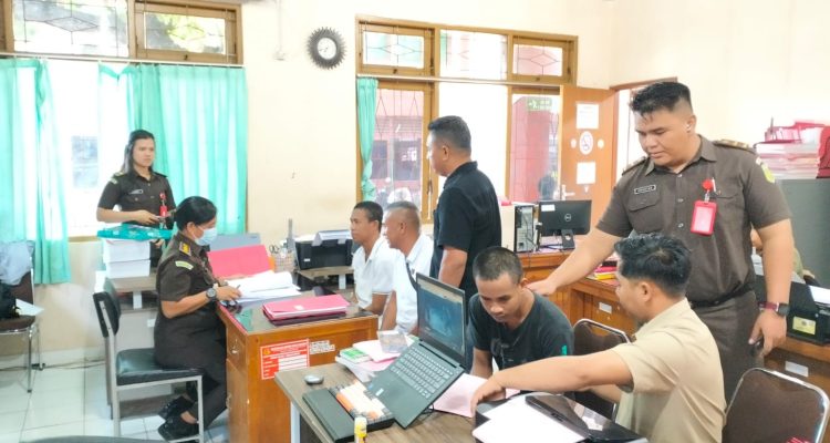 Dua tersangka saat dilaksanakan tahap II di Kejari Kota Kupang (ist) Dua tersangka saat dilaksanakan tahap II di Kejari Kota Kupang (ist)