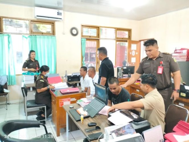Dua tersangka saat dilaksanakan tahap II di Kejari Kota Kupang (ist)