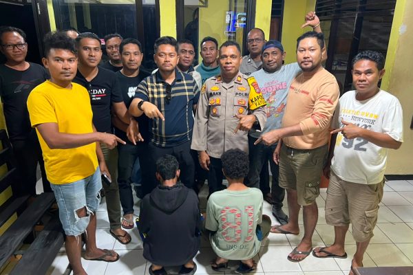 Tim gabungan Reskrim Polres Kupang serta Polsek Fatuleu saat mengamankan kedua pelaku (ist)