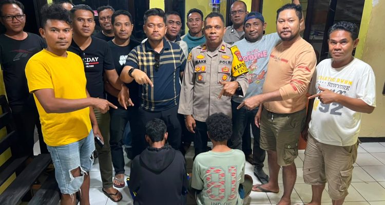 Tim gabungan Reskrim Polres Kupang serta Polsek Fatuleu saat mengamankan kedua pelaku (ist)