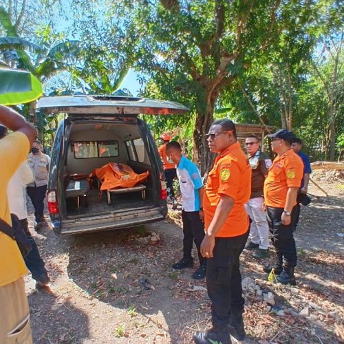 Tim SAR saat melakukan evakuasi terhadap korban