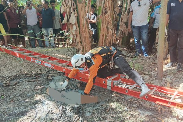 Tim SAR saat melakukan evakuasi terhadap korban