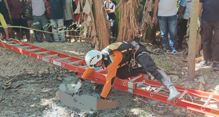Tim SAR saat melakukan evakuasi terhadap korban