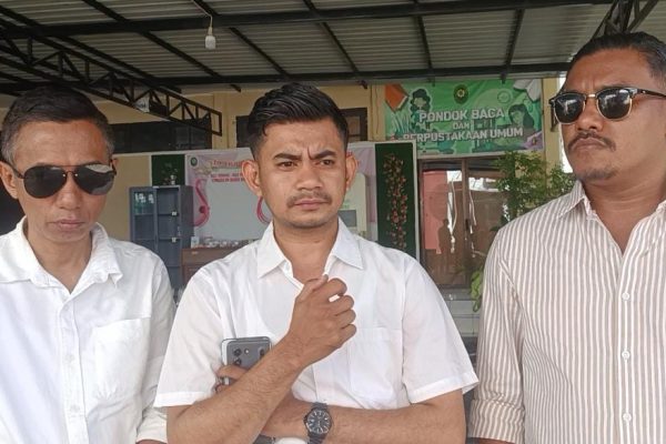 Para penasehat hukum tujuh terdakwa, Hangry Pah, Reinhold Lay dan Yosua Nainatun (yandry/kupangterkini.com)