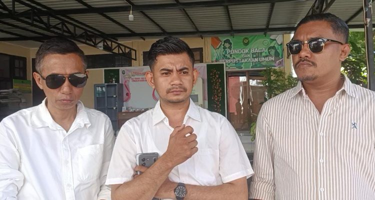 Para penasehat hukum tujuh terdakwa, Hangry Pah, Reinhold Lay dan Yosua Nainatun (yandry/kupangterkini.com)