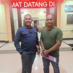 Yulianus Bria Nahak bersama kliennya saat selesai membuat laporan Polisi (yandry/kupangterkini.com) Yulianus Bria Nahak bersama kliennya saat selesai membuat laporan Polisi (yandry/kupangterkini.com)