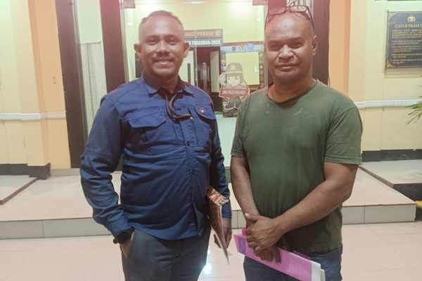 Yulianus Bria Nahak bersama kliennya saat selesai membuat laporan Polisi (yandry/kupangterkini.com)
