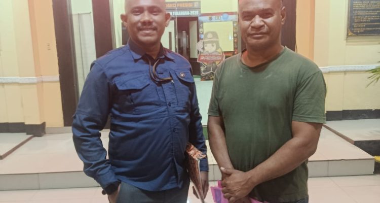 Yulianus Bria Nahak bersama kliennya saat selesai membuat laporan Polisi (yandry/kupangterkini.com) Yulianus Bria Nahak bersama kliennya saat selesai membuat laporan Polisi (yandry/kupangterkini.com)
