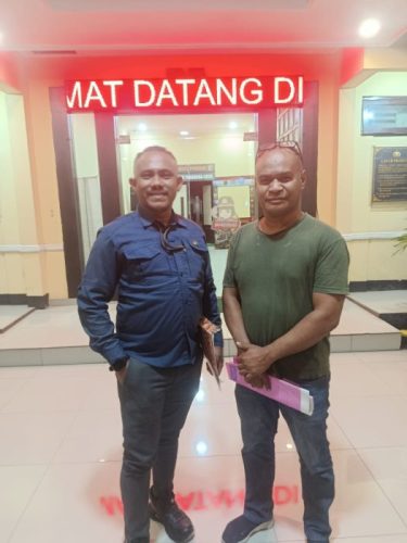 Yulianus Bria Nahak bersama kliennya saat selesai membuat laporan Polisi (yandry/kupangterkini.com)