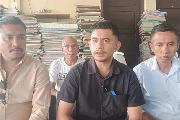 Yosua Nainatun, Reinhold Lay, Hangry Pah penasehat hukum para terdakwa (yandry/kupangterkini.com)