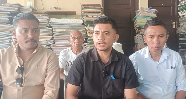 Yosua Nainatun, Reinhold Lay, Hangry Pah penasehat hukum para terdakwa (yandry/kupangterkini.com)