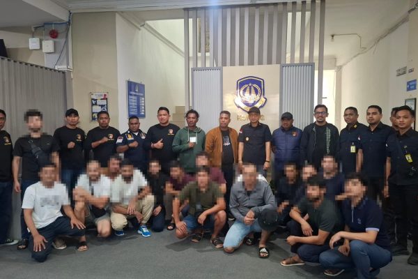 16 orang WNA asal Uzbekistan saat diserahkan ke pihak Imigrasi (ist) 16 orang WNA asal Uzbekistan saat diserahkan ke pihak Imigrasi (ist)