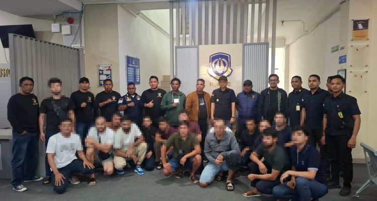 16 orang WNA asal Uzbekistan saat diserahkan ke pihak Imigrasi (ist) 16 orang WNA asal Uzbekistan saat diserahkan ke pihak Imigrasi (ist)